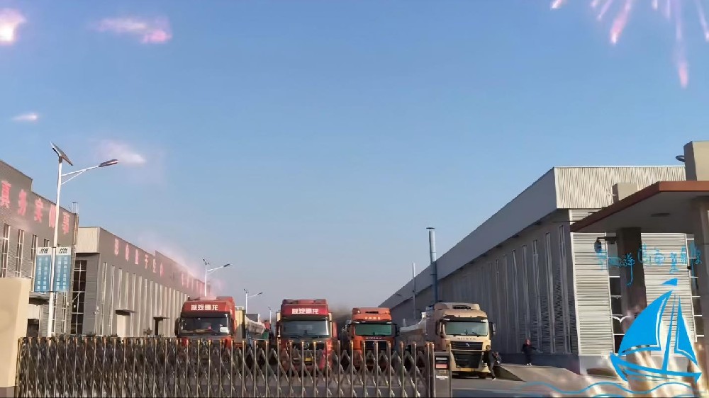 重磅發(fā)貨！印尼16臺(tái)訂單首批8臺(tái)14車(chē)發(fā)往上海港～ 2000型800㎡硬核配置，宏運(yùn)壓濾機(jī)，一切只為您滿(mǎn)意！??